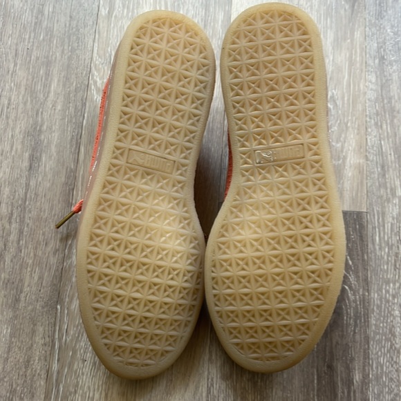 Woman’s Puma shoes. Pink/salmon color size 6.5 - Picture 5 of 6